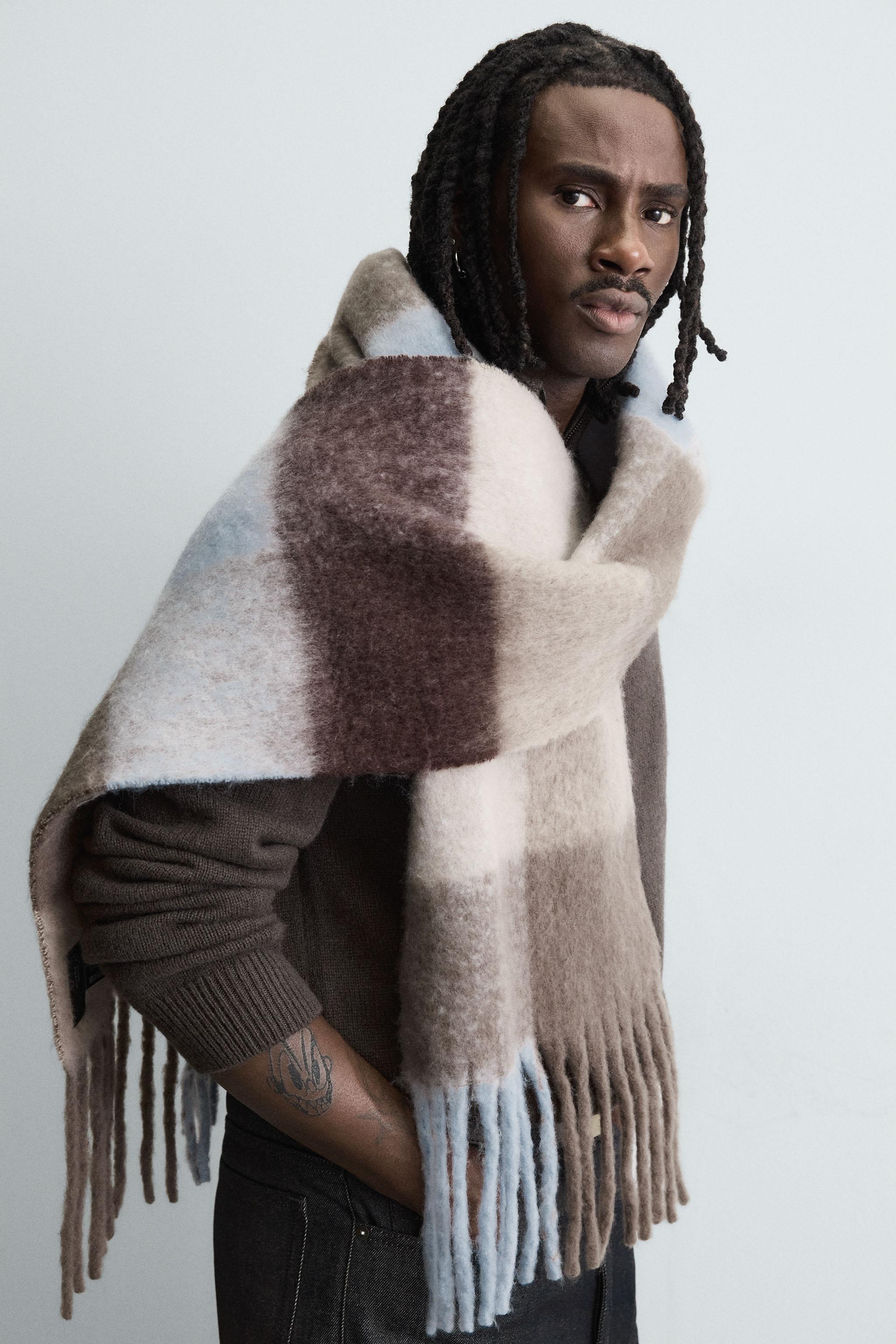 ÉCHARPE À CARREAUX ET FRANGES